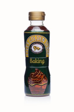 Londra, İngiltere - 02 Ocak 2018: Plastik şişe konteyner Lyle'nın altın beyaz pişirme için şurubu