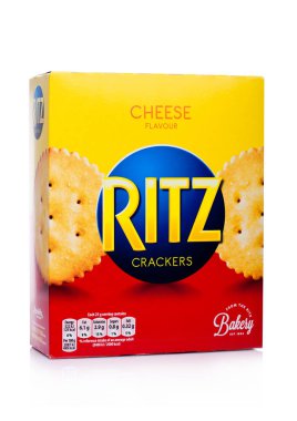 Londra, İngiltere - 02 Ocak 2018: Bir kutu Ritz krakeri beyaz peynir ile. 1934 yılında Nabisco tarafından tanıtıldı, dairesel kraker hafifçe taraklı kenarları olan tuzlu.