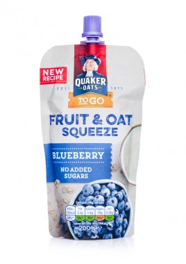 Londra, İngiltere - 02 Ocak 2018: Beyaz üzerinde yaban mersini ile Quaker yulaf meyve ve yulaf sıkmak. Bu Pepsico tarafından 2001 yılından bu yana sahip olduğu.