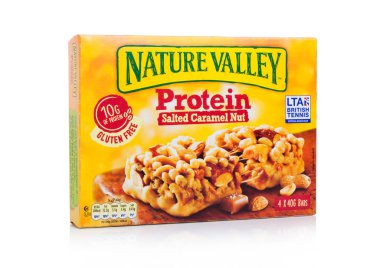 Londra, İngiltere - 02 Ocak 2018: Nature Valley gevrek gevrek protein çubuğu çikolata ve fıstık ile beyaz bir kutusunda ile. Nature Valley aperatif barsof snack bar General Mills markasıdır.