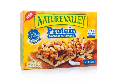 Londra, İngiltere - 02 Ocak 2018: Nature Valley gevrek gevrek protein çubuğu kutusundaki metinle beyaz üzerine Hindistan cevizi ile. Nature Valley snack bar General Mills markasıdır.