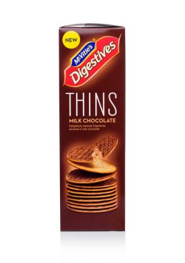 Londra, İngiltere - 02 Ocak 2018: Sütlü çikolata beyaz ile Pack Mcvities Digestives incelir.