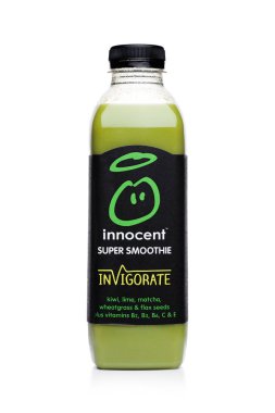Londra, İngiltere - 02 Ocak 2018: Şişe masum süper smoothie meyve içkiyle beyaz vitamin.