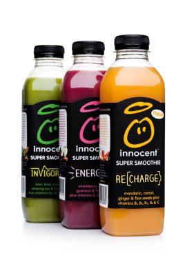 Londra, İngiltere - 02 Ocak 2018: Şişe masum süper smoothie meyve içkiyle beyaz vitamin.