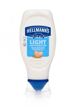 Londra, İngiltere - 02 Ocak 2018: Plastik konteyner Hellman'ın beyaz ışık mayonez 