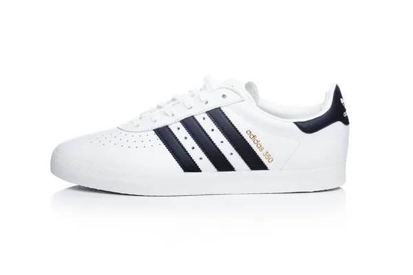 Лондон, Великобританія - 02 січня 2018: Оригінали Adidas взуття на білому. Німецький транснаціональна корпорація, котра проектує та виробляє спортивне взуття, одяг і аксесуари. — стокове фото