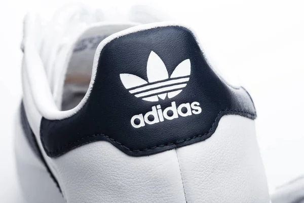 Londyn, Wielka Brytania - 02 stycznia 2018: Adidas Originals buty makro etykiety na biały. Niemiecki międzynarodowej korporacji, która projektuje i produkuje sportowe buty, odzież i akcesoria. — Zdjęcie stockowe