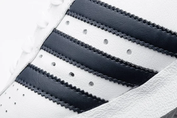 Londýn, Uk - 02 ledna 2018: Adidas Originals boty makro na bílém pozadí. Německý nadnárodní korporace, která se zabývá vývojem a výrobou sportovní obuvi, oblečení a doplňky. — Stock fotografie