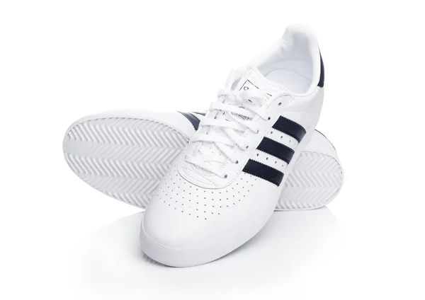 ЛОНДОН, Великобритания - 02 ЯНВАРЯ 2018: Adidas Originals обувь на white.German транснациональной корпорации, которая разрабатывает и производит спортивную обувь, одежду и аксессуары . — стоковое фото