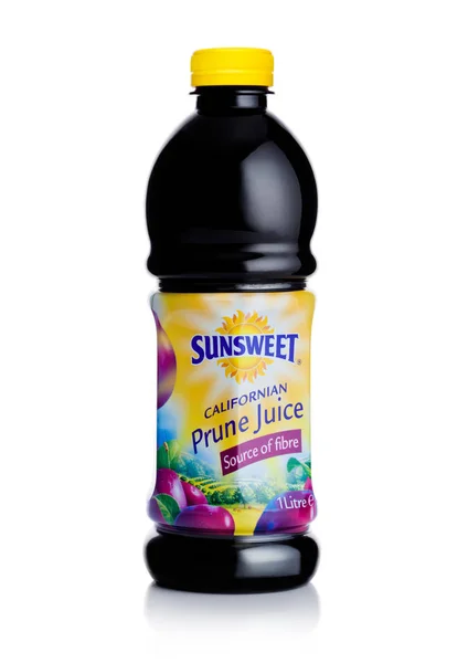 Лондон, Великобританія - 02 січня 2018: Пляшка sunsweet Каліфорнійський чорнослив соку на білому — стокове фото