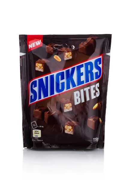 Londýn, Uk - 02 ledna 2018: Pack snickers, kterou čokoládové mini kouše na bílém — Stock fotografie