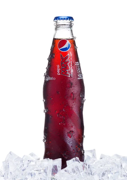 ЛОНДОН, Великобритания - 02 ЯНВАРЯ 2018: Стеклянная бутылка безалкогольного напитка Pepsi Cola на белом со льдом и росой. — стоковое фото