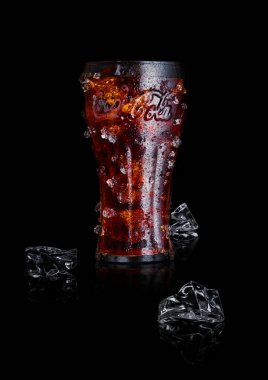 Londra, İngiltere - 02 Ocak 2018: Coca Cola İçecek buz ve çiğ siyah orijinal bardak. İçki üretilen ve Coca-Cola Company tarafından üretilen.