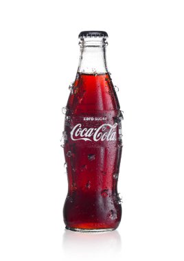 Londra, İngiltere - 02 Ocak 2018: Soğuk cam şişe buz ile sıfır Coca Cola İçecek ve çiğ beyaz. İçki üretilen ve Coca-Cola Company tarafından üretilen.