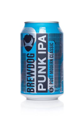 Londra, İngiltere - 02 Ocak 2018: Alüminyum kutu Brewdog Punk IPA bira post modern klasik, beyaz üzerine Brewdog brewery.