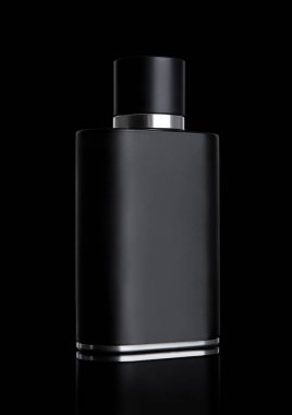  Siyah sıvı parfüm şişesi yansıması ile