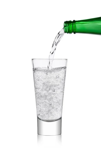 Hälla saft läsk drink från flaska till glas — Stockfoto