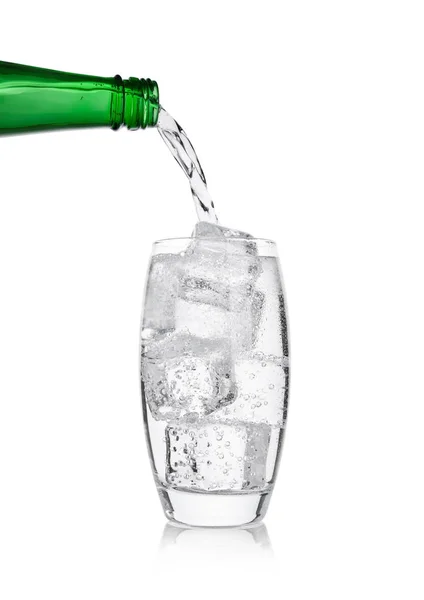 Derramando limonada refrigerante bebida de garrafa para vidro — Fotografia de Stock