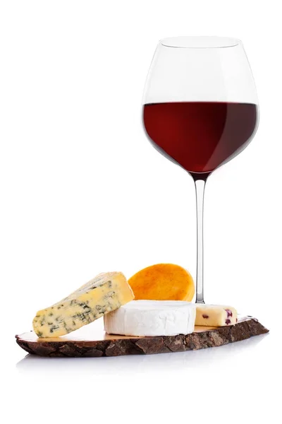치즈 선택과 포도와 레드 와인의 유리 — 스톡 사진