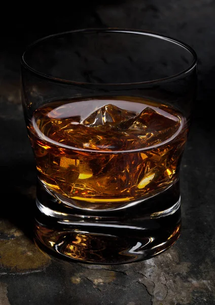 Elegante vaso de whisky con hielo en piedra —  Fotos de Stock