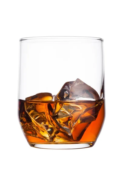 Elegante bicchiere di whisky con cubetti di ghiaccio — Foto Stock