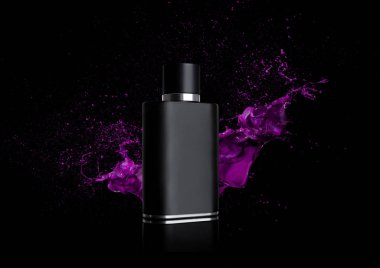  Siyah sıvı parfüm şişesi boya sıçraması ile