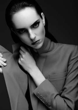 Moda model gri bir palto giyiyor ıslak saçlı 