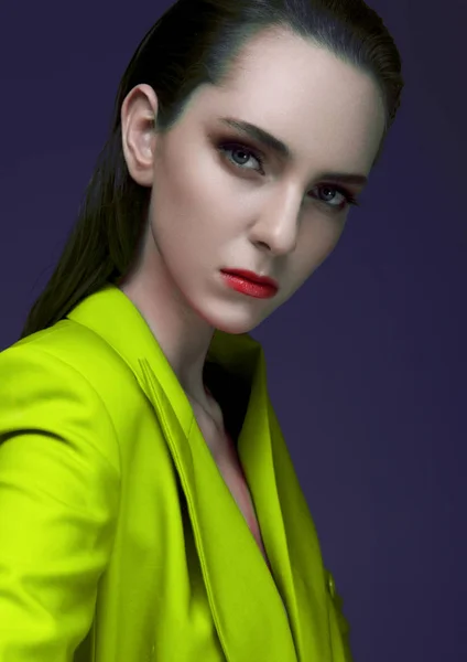 Mannequin met natte haren dragen groene jas — Stockfoto