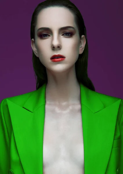 Μόδα μοντέλο με βρεγμένα μαλλιά που φοράει πράσινο παλτό — Φωτογραφία Αρχείου