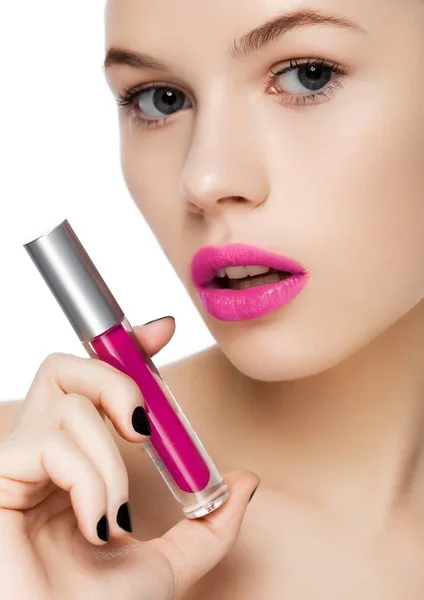 Hermosa chica sosteniendo líquido violeta lápiz labial tubo —  Fotos de Stock