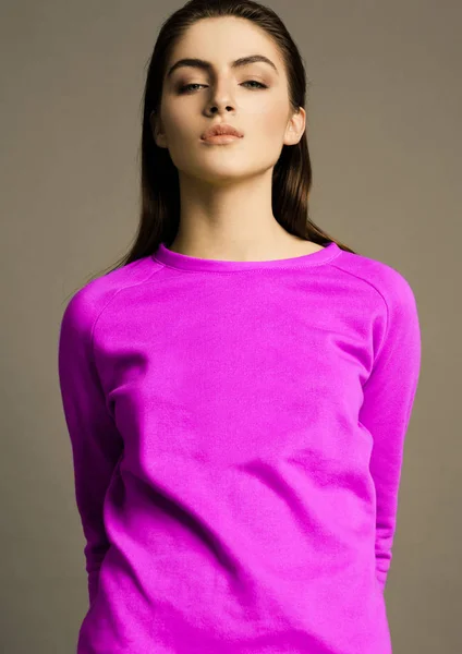 Hermosa modelo de moda con violeta jersey púrpura —  Fotos de Stock