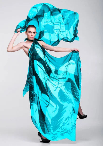 Camgöbeği mavi moda eşarp ile güzel kız 