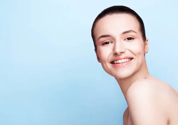 Beautyl girl natural makeup spa skin care on blue — Stock Photo, Image