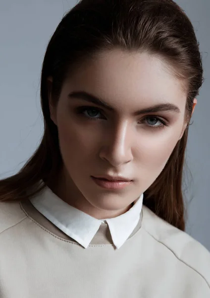 Beautiful fashion model wearing grey jumper scull — Stock Photo, Image