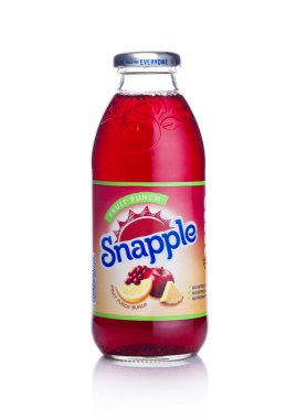 Londra, İngiltere - 02 Ocak 2018: Snapple şişe meyve suyu beyaz üzerine yumruk at. Snapple, Dr Pepper Snapple Amerika'da bağlı Grup ürünü