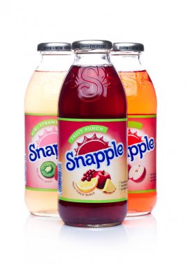 Londra, İngiltere - 02 Ocak 2018: Snapple şişeleri suyu beyaz. Snapple, Dr Pepper Snapple Amerika'da bağlı Grup ürünü