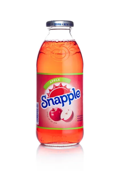 LONDRES, Reino Unido - ENERO 02, 2018: Botella de jugo de manzana Snapple sobre blanco. Snapple es un producto del Dr Pepper Snapple Group con sede en América —  Fotos de Stock