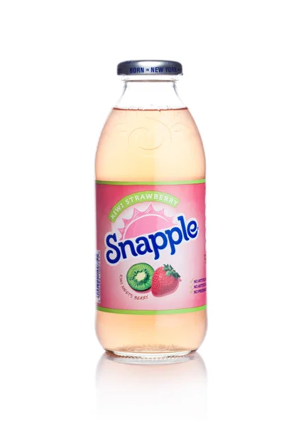 LONDRES, Reino Unido - 02 DE ENERO DE 2018: Botella de jugo de kiwi Snapple sobre blanco. Snapple es un producto del Dr Pepper Snapple Group con sede en América —  Fotos de Stock