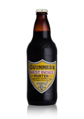 Londra, İngiltere - 02 Ocak 2018: Şişe Guinness Batı Hint Adaları beyaz bira porter. Guinness bira Dublin, İrlanda 1759 yılından bu yana üretilen.