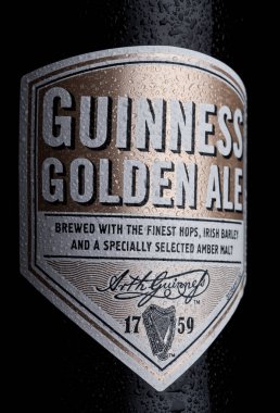 Londra, İngiltere - 02 Ocak 2018: Şişe etiketi beyaz Guinness altın bira bira. Guinness bira Dublin, İrlanda 1759 yılından bu yana üretilen.