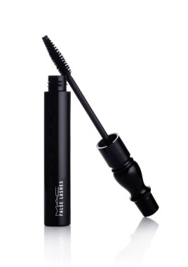 Londra, İngiltere - 02 Ocak 2018: Mac False Lashes mascara konteyner beyaz üzerine fırça ile. Mac kozmetik 1984 yılında Toronto, Ontario, Kanada'da kurulmuştur.