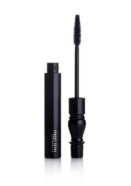 Londra, İngiltere - 02 Ocak 2018: Mac False Lashes mascara konteyner beyaz üzerine fırça ile. Mac kozmetik 1984 yılında Toronto, Ontario, Kanada'da kurulmuştur.