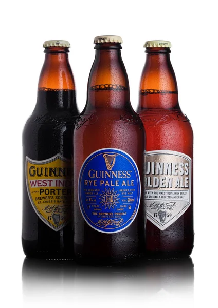 LONDRES, Reino Unido - JANEIRO 02, 2018: Garrafas de Guinness rye pale ale, West indies porter e cerveja dourada sobre branco. A cerveja Guinness é produzida desde 1759 em Dublin, Irlanda . — Fotografia de Stock