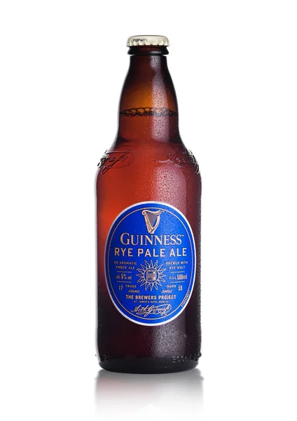 LONDRES, Reino Unido - JANEIRO 02, 2018: Garrafa de cerveja Guinness rye pale ale sobre branco. A cerveja Guinness é produzida desde 1759 em Dublin, Irlanda . — Fotografia de Stock