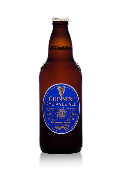 LONDON, Marea Britanie - IANUARIE 02, 2018: Sticlă de bere palidă de secară Guinness pe alb. Berea Guinness a fost produsă din 1759 în Dublin, Irlanda. . — Fotografie, imagine de stoc