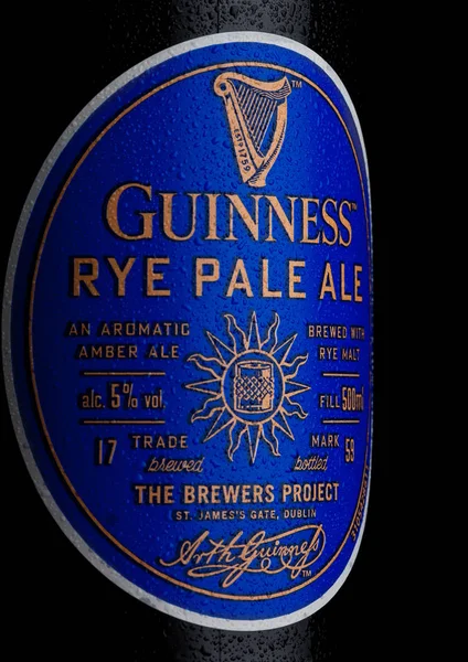 LONDRES, Reino Unido - JANEIRO 02, 2018: Rótulo de garrafa de cerveja Guinness rye pale ale sobre branco. A cerveja Guinness é produzida desde 1759 em Dublin, Irlanda . — Fotografia de Stock
