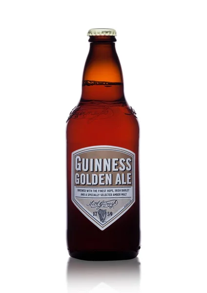 LONDRA, UK - 02 GENNAIO 2018: Bottiglia di birra Guinness golden ale su bianco. La birra Guinness è prodotta dal 1759 a Dublino, Irlanda . — Foto Stock