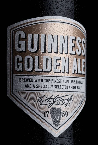 Лондон, Великобританія - 02 січня 2018: Етикетці Золотий ale пива Guinness на білому. Гіннеса пиво виробляється з 1759 в Дубліні, Ірландія. — стокове фото