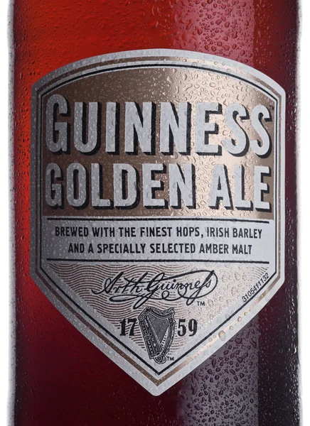 LONDRES, Reino Unido - JANEIRO 02, 2018: Rótulo de garrafa de cerveja dourada Guinness sobre branco. A cerveja Guinness é produzida desde 1759 em Dublin, Irlanda . — Fotografia de Stock