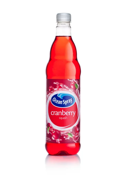 LONDRES, Reino Unido - 02 DE ENERO DE 2018: Botella de plástico de la marca Ocean Spray Classic Cranberry Juice on a White . —  Fotos de Stock